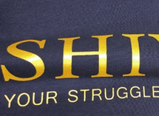 文化衫定制：让普通T恤变身行走的文化符号 | 团体服装定制指南